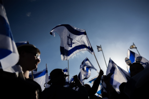 Azul e branco por toda parte – empresa de bandeiras de Israel ainda tremulando.